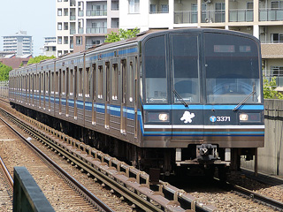 にょほほ電鉄 車両 横浜市交通局 横浜市交通局は 市内を中心に地下鉄とバスを運営する 横浜市の 交通事業部門 地下鉄の初期開通区間は配色に青と黄色を採用 ま た一部駅にはドーム型天井を採用 腰掛もパイプの腰掛を採用する など 全体的に